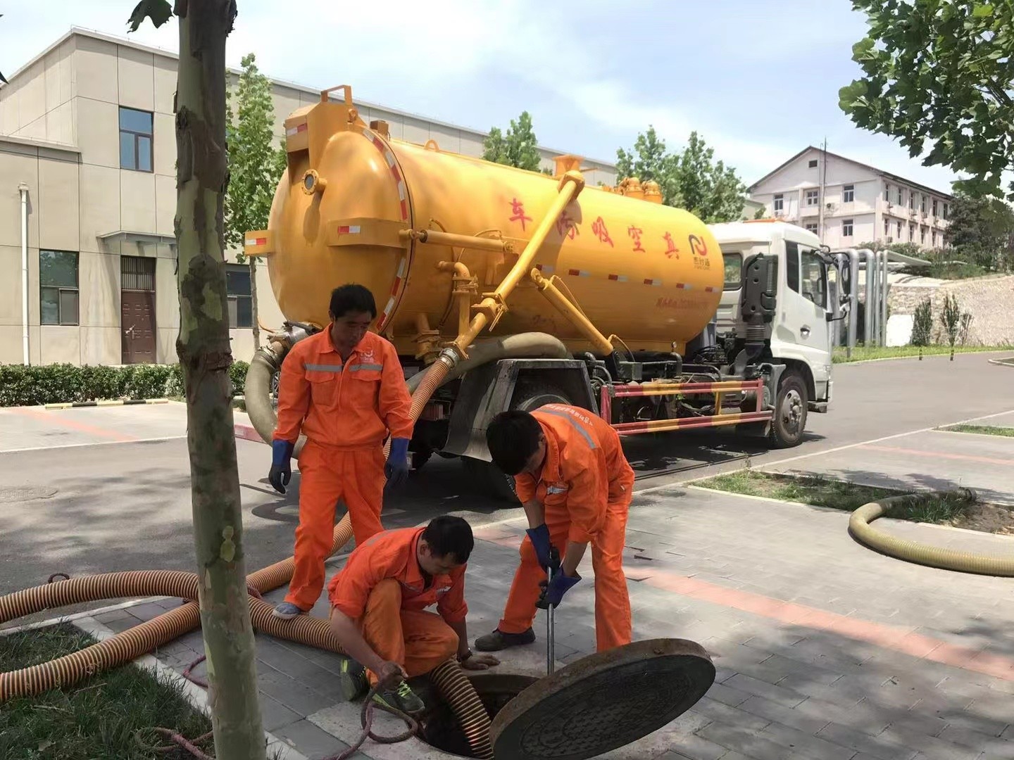 华宁化粪池清理与5-8吨吸粪车施工效率分析